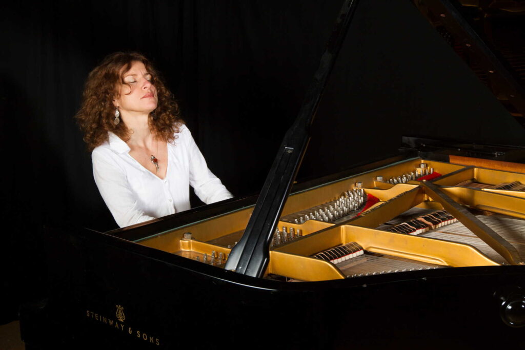 Photo Sylviane Deferne au piano (1) (1)